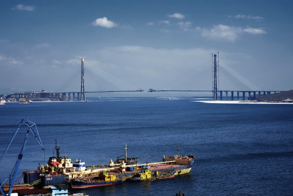 Мост на остров Русский - Строительсвпо продолжается (состояние на 25.03.2012)