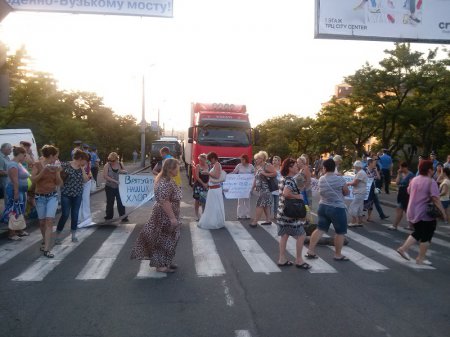 В Николаеве милиция силой разогнала акцию протеста матерей и жен военнослужащих