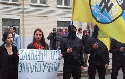 В Киеве проходит митинг с требованием помочь окруженным карателям