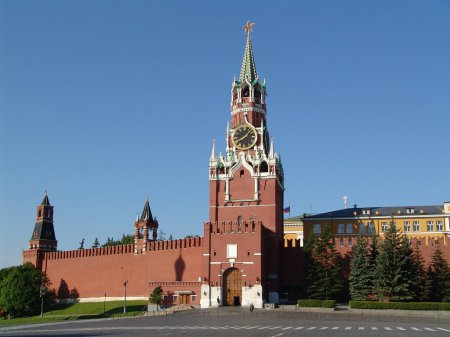 В Кремле для туристов открыли ворота Спасской башни