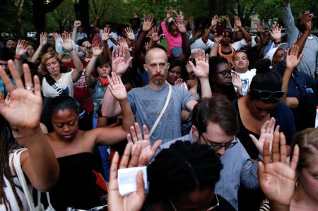 В США растет волна протеста из-за убийства подростка полицейским