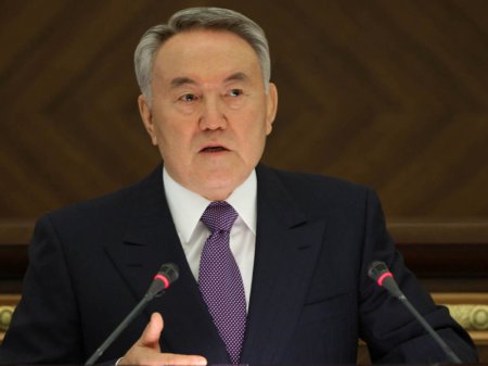 Назарбаев не поведет Казахстан по пути Украины