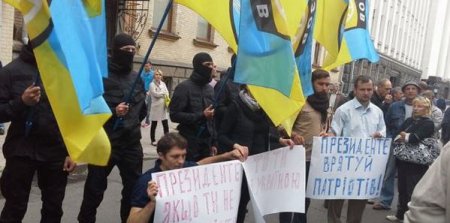 В Киеве проходит митинг с требованием помочь окруженным карателям