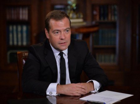 Дмитрий Медведев: Использовавший против своих же граждан танки Киев должен восстановить юго-восток