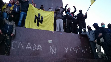 Фашиствующие укропадонки занимались вандализмом в Харькове у памятника Ленина