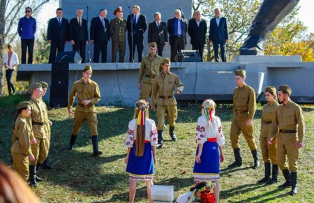 В Запорожье поздравили ветеранов сценками насилия Красной Армии