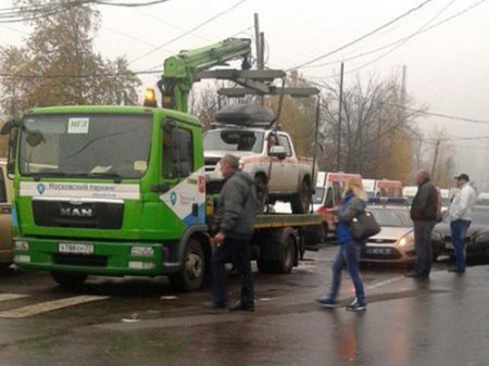 ​Власти Москвы решили снять с эвакуатора машину, в которой почти сутки находится водитель