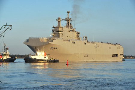 Российских моряков не пустили на борт десантного корабля типа Мистраль