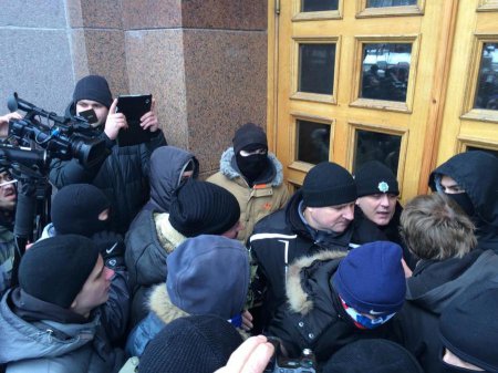 Протестующие предприняли попытку штурма здания мэрии Киева — прямая трансляция