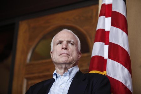 Сенатору Джону Маккейну стыдно за Америку — она до сих пор не вооружила Украину