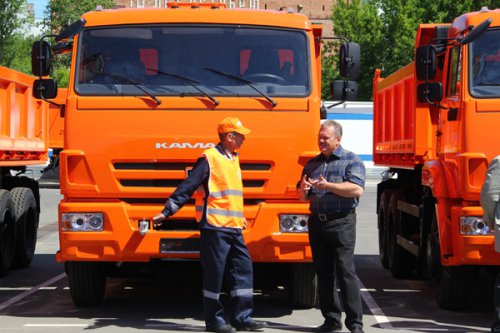 Крупная партия спецтехники передана управлению дорожного хозяйства и коммунальщикам Омска