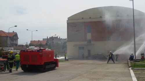 Россия передала МВД Сербии «Лады Нива» и противопожарного робота