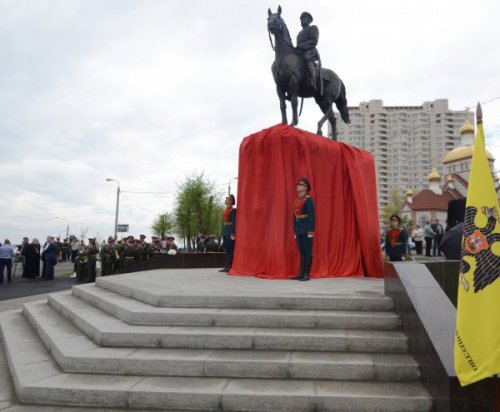 В Волгограде открыли памятник маршалу Константину Константиновичу Рокоссовскому