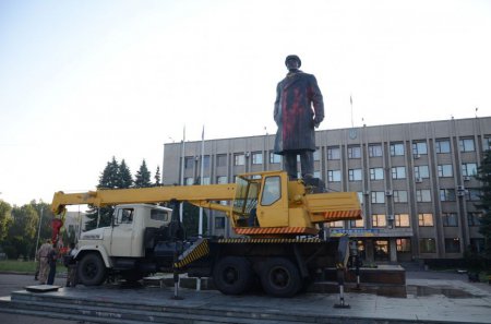 В Славянске демонтировали памятник Ленину (фото, видео)