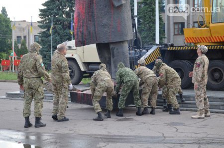 В Славянске демонтировали памятник Ленину (фото, видео)