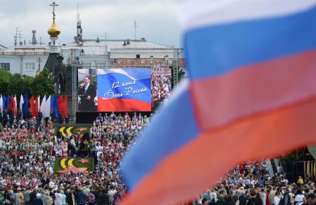 Триколоры, «Русские витязи» и шашлыки: страна отмечает День России