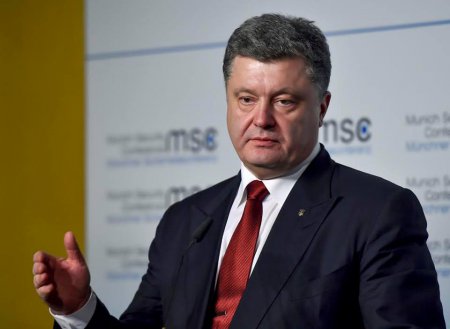 Порошенко просит признать лишение Януковича статуса президента неконституционным