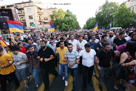 В Ереване толпа рвется к дворцу президента