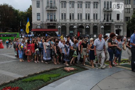 День конституции в Харькове украинские патриоты отметили в одежде расцветки Флага России (фотофакт)