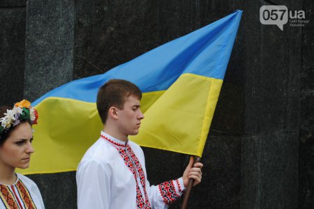День конституции в Харькове украинские патриоты отметили в одежде расцветки Флага России (фотофакт)