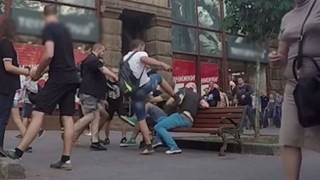 Националисты сразились с геями в центре Киева