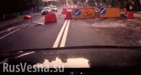 «Воюешь ты, падла, в Киеве?» – броневик Saxon специально сносит дорожные ограждения (ВИДЕО)