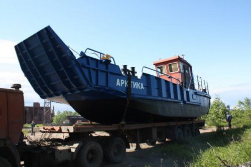 В Архангельске спустили на воду самоходную баржу «Арктика»