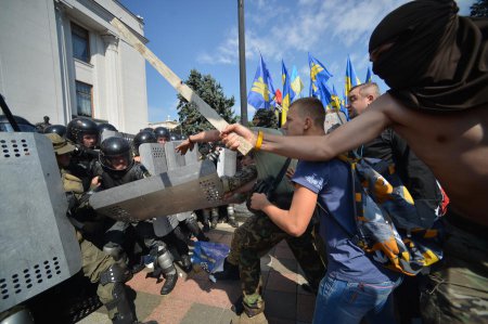 Эксперт: Беспорядки у здания Рады — показательный спектакль для оправдания срыва Минских соглашений