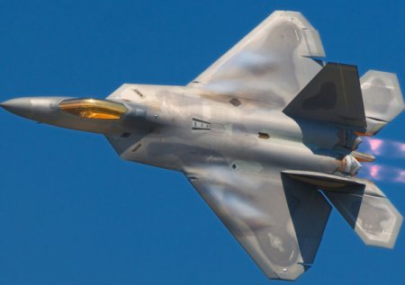 Истребители F-22 в Европе: кого обманывают США?