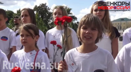 Дети из Горловки вместе с ополченцами развернули флаги Новороссии у стен Кремля (ВИДЕО)