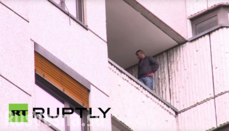 Беженец, угрожавший спрыгнуть с многоэтажки в Берлине, сдался полиции (ВИДЕО)
