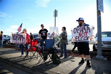 Жители Орегона протестуют против визита в город Барака Обамы