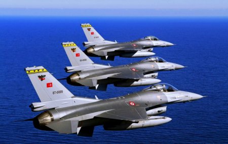 Турция сообщила о сбитом на границе с Сирией неопознанном самолете