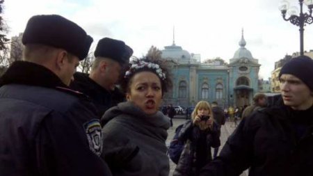 Эксгибиционизм против гомофобии: Активистки Femen разделись под Радой