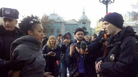 Эксгибиционизм против гомофобии: Активистки Femen разделись под Радой