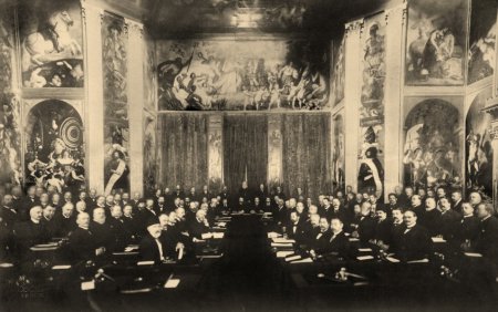11 января 1899 года Россия выступила с инициативой о созыве международной мирной конференции по проблемам разоружения и сохранения мира