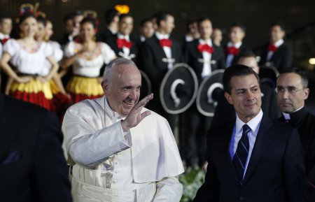 В Мексике верующие спровоцировали конфуз с Папой Римским