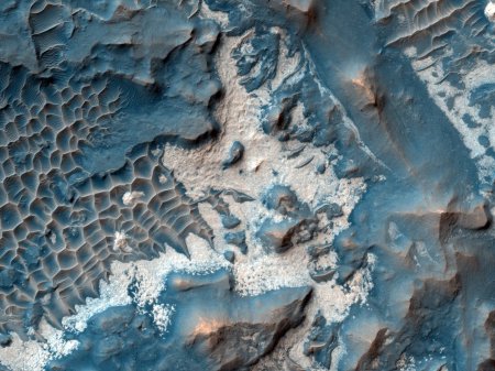 NASA показало фотографию лабиринта Ночи на Марсе
