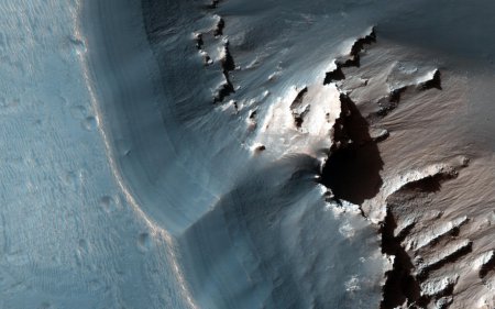NASA показало фотографию лабиринта Ночи на Марсе