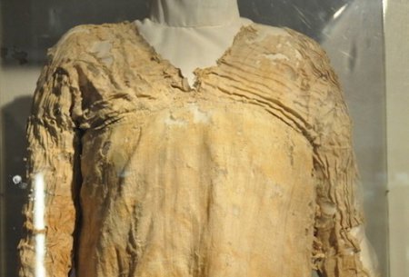 Ученые определили возраст самого древнего в мире платья