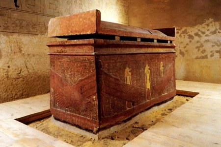 На крышке древнеегипетской гробницы найдены отпечатки пальцев, которым 3 тыс. лет