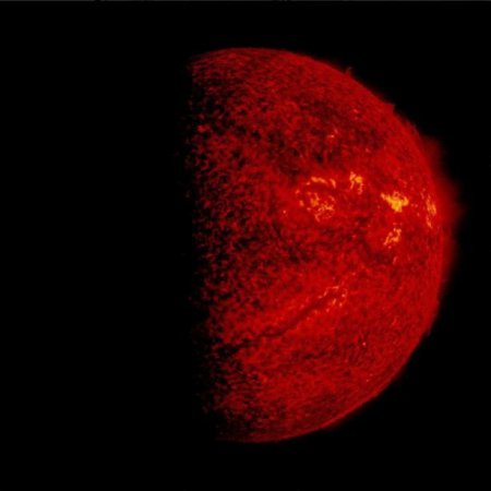 NASA опубликовало в Сети снимок частичного солнечного затмения