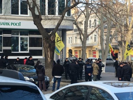 В Одессе пикетировали отделения «Сбербанка»