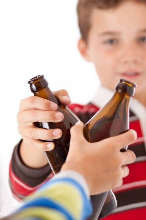 Ученые рассказали о факторах, влияющих на детский алкоголизм
