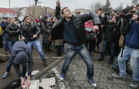 Группа протестующих попыталась прорваться на территорию генконсульства РФ в Одессе