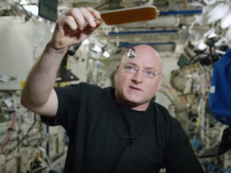 Астронавт-рекордсмен NASA Скот Келли выходит на пенсию