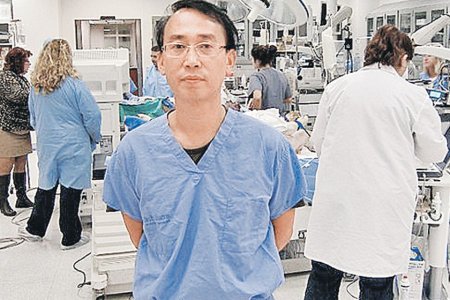 Китайский хирург намерен провести операцию по пересадке головы человеку