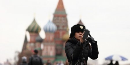 Падение рубля завлекло в Россию туристов из Азии
