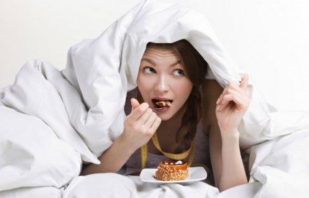 Ученые: Недосып заставляет людей много есть