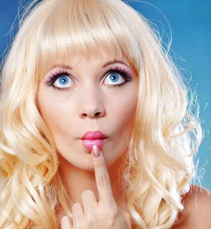 Ученые: Блондинки оказались умнее брюнеток